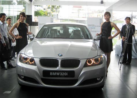 Mua BMW 3 Series tặng quà trị giá 3.000 lít xăng, tương đương 50 triệu đồng.